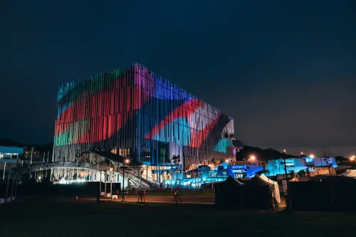 ▲新北市美術館化身城市舞台,世壯運閉幕典禮以建築光雕投影結合表演節目。(圖/新北市政府提供) ▲新北市美術館化身城市舞台,世壯運閉幕典禮以建築光雕投影結合表演節目。(圖/新北市政府提供)