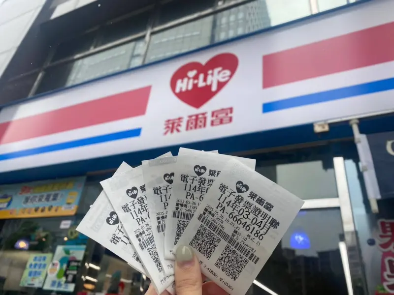 ▲114年3、4月期統一發票昨（25）日開獎，萊爾富也公布發票中獎清冊，有幸運兒只花39元買運動飲料，就抱回1000萬元獎金。（圖／萊爾富提供）