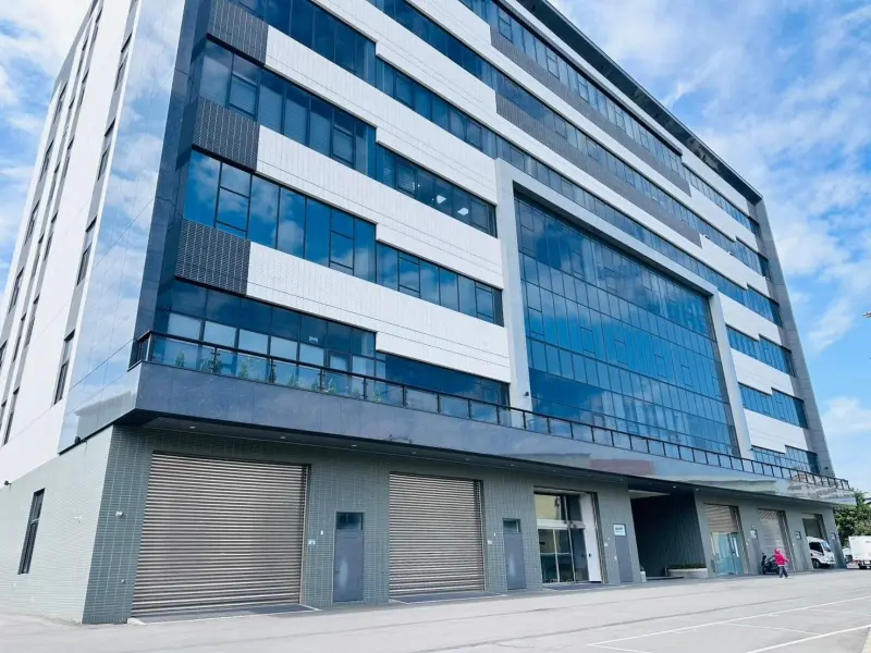 ▲輝達主要的合作夥伴微軟早在2020年就在桃園設立兩座資料中心，其中一座在桃園蘆竹區，現在蘆竹新建廠房，每坪行情30出頭萬元。（圖／台灣房屋提供）