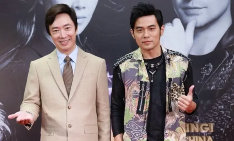 ▲費玉清（左）、周杰倫（右）認識多年，交情深厚，近日周杰倫大巨蛋演唱會幕後花絮曝光，他合體江蕙脫口1句話，意外洩露小哥近況。（圖／中國新歌聲微博）