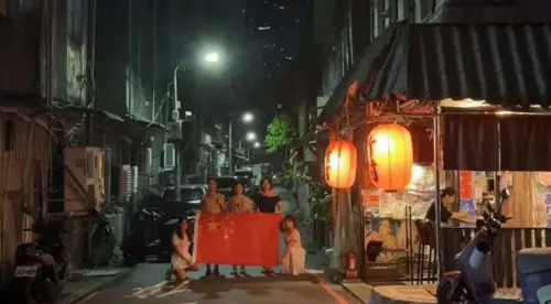 網紅「八炯」日前表示,有中國人來台旅遊,在台北舉五星旗合照po網,還點名陸委會、移民署嗆聲「看有多快驅離」。 ▲網紅「八炯」日前表示,有中國人來台旅遊,在台北舉五星旗合照po網,還點名陸委會、移民署嗆聲「看有多快驅離」。(圖/翻攝八炯Threads)