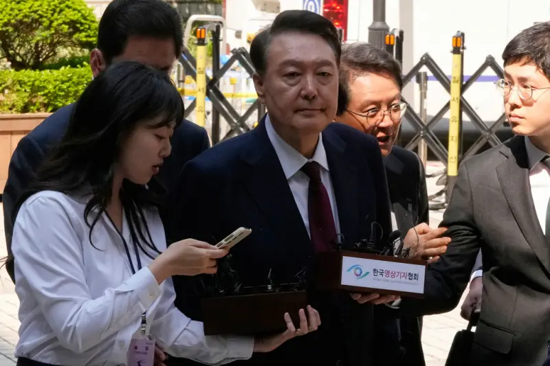 ▲韓國前總統尹錫悅今（26）日因涉嫌內亂罪現身首爾中央地方法院出庭，這也是在6月3日韓國總統大選前，尹錫悅內亂罪官司最後一次開庭。資料照。（圖／美聯社／達志影像）