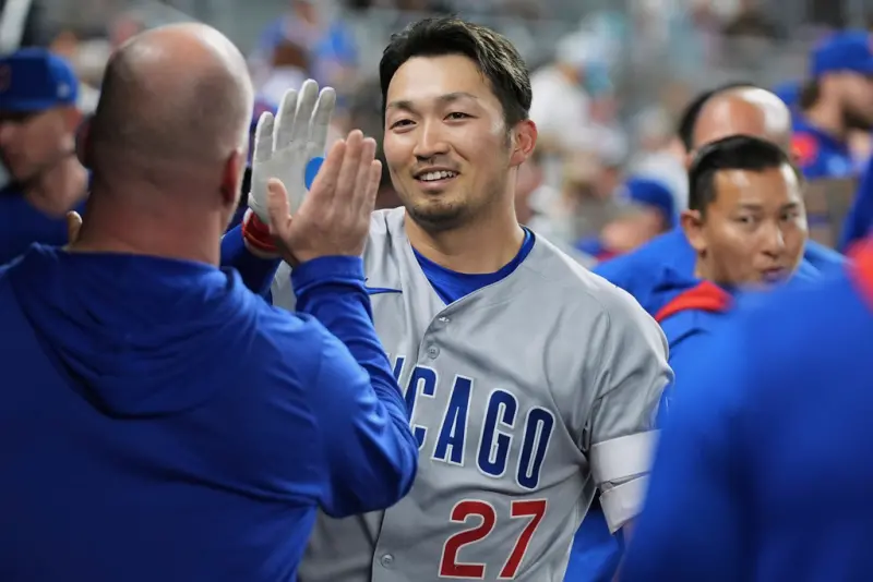 ▲效力美國職業棒球大聯盟（Major League Baseball）芝加哥小熊的日籍強打鈴木誠也（中）火力全開，今（18）日於主場迎戰釀酒人時擔任先發第3棒指定打擊，擊出一發價值連城的逆轉3分砲，率領球隊以5：3擊敗對手，收下近期三連勝。（圖／美聯社／達志影像）