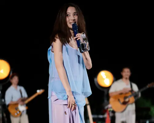 田馥甄在山林夜色中開唱,驚見裙中藏蟲笑稱是「最美飾品」,舞台突襲成爆笑插曲,與粉絲共度浪漫星空約會夜。(圖/何樂音樂提供) ▲田馥甄在山林夜色中開唱,驚見裙中藏蟲笑稱是「最美飾品」,甲蟲突襲舞台成爆笑插曲,與粉絲共度浪漫星空約會夜。(圖/何樂音樂提供)