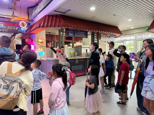 ▲球場內滿滿的棒球元素，吸引大小朋友的目光。（圖／樂天提供）