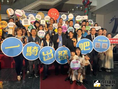 台中自行車嘉年華8/2開騎 跟著「一騎出發吧」APP環保享優惠 ▲台中自行車嘉年華結合台中產業故事館發展協會舉辦,只要跟著「一騎出發吧」APP騎遊,里程數轉換碳點數,可以兌換折扣或優惠。(圖/記者金武鳳攝,2025.5.26)