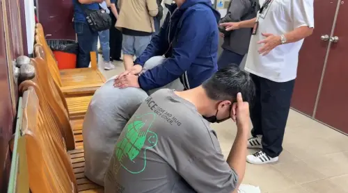 ▲死者家屬在殯儀館哀痛落淚，無法諒解追車員警。（圖／翻攝畫面）