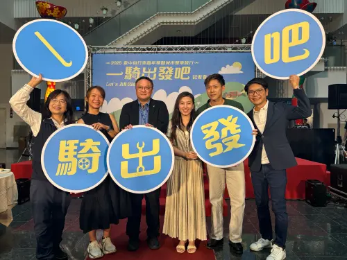 台中自行車嘉年華8/2開騎 跟著「一騎出發吧」APP環保享優惠 ▲台中產業故事館發展協會理事長周信宏(右一)表示,只要跟著「一騎出發吧」APP騎遊,里程數轉換碳點數,可以兌換折扣或優惠。(圖/記者金武鳳攝,2025.5.26)