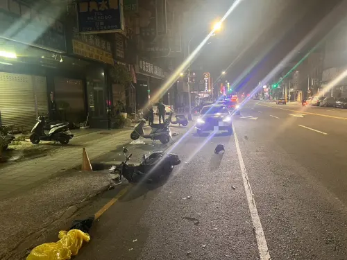 ▲謝姓女子騎機車自撞人行道的石墩傷重身亡。（圖／警方提供）