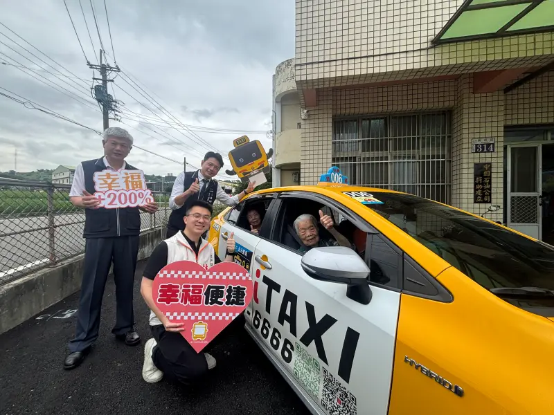 ▲97歲的洪王嬌阿嬤每天都會搭乘小黃公車到樂齡據點上課(圖／交通局提供2025.5.26)