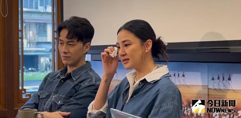 ▲洪小鈴（右）和張雁名（左）一同出席《生命的麥田》記者會，回憶到父親的離世，洪小鈴忍不住落淚，也很後悔在父親病危時做了插管的決定。（圖／記者李欣容攝）