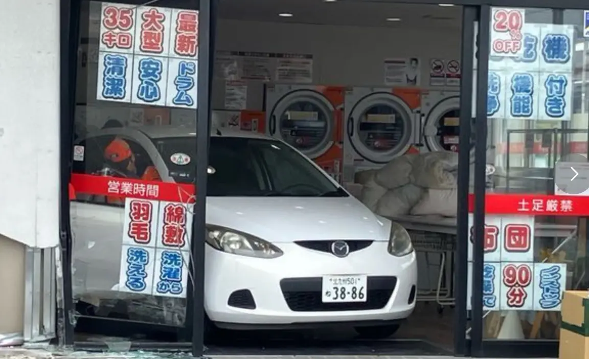 又是78歲暴衝！日本翁倒車撞進路邊洗衣店 店內婦人無辜受傷送醫