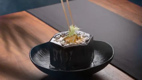 ▲ 「石燒鮑魚」選用來自宜蘭的鮑魚,以低溫慢火烹調保留海味,搭配生湯葉與濃郁鮑魚芡汁,鮮嫩入口、旨味層層綻放。(圖/高雄晶英國際行館提供) ▲ 「石燒鮑魚」選用來自宜蘭的鮑魚,以低溫慢火烹調保留海味,搭配生湯葉與濃郁鮑魚芡汁,鮮嫩入口、旨味層層綻放。(圖/高雄晶英國際行館提供)