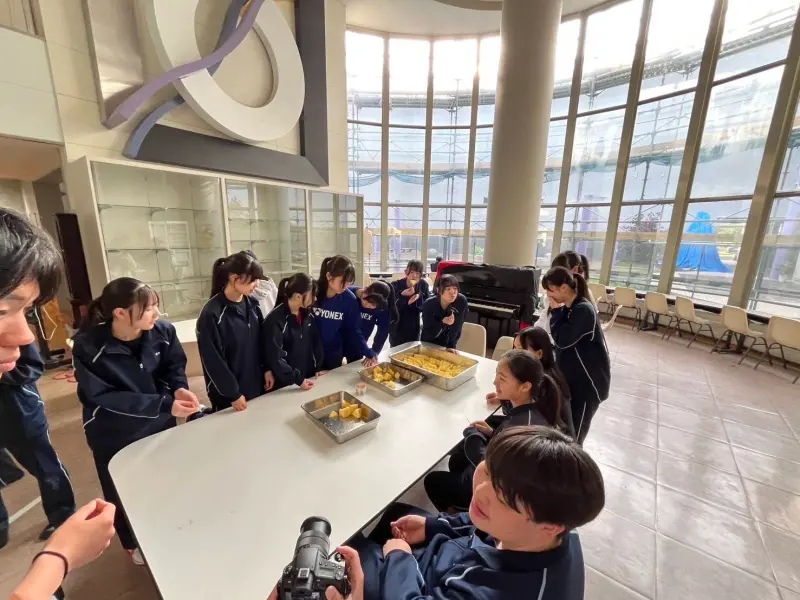 ▲台南市長黃偉哲展現友誼城市的熱情，致贈台南鳳梨給富良野高中，作為營養午餐水果。(圖／南市府提供)