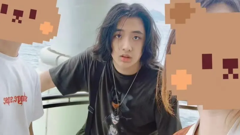 ▲吳鎮宇兒子吳費曼（如圖）長大了！16歲的他身高飆到182公分，長髮造型與幼年判若兩人，被封「吳鎮宇頭號黑粉」，古靈精怪又搞笑。（圖／吳費曼微博）