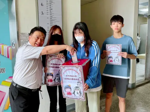 修平科大企管系跨海送暖 前進澎湖實踐公益關懷 ▲3. 學生發起校內愛心募捐活動,並親赴澎湖家扶中心捐贈物資,(圖/修平提供)