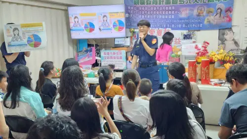 ▲婦幼隊以越南語版本介紹跟蹤騷擾的八大行為態樣,也分享最新詐騙案例,並呼籲不外借身分證件、不輕信賺大錢、發大財的方法。(圖/高市警局婦幼警察隊提供) ▲婦幼隊以越南語版本介紹跟蹤騷擾的八大行為態樣,也分享最新詐騙案例,並呼籲不外借身分證件、不輕信賺大錢、發大財的方法。(圖/高市警局婦幼警察隊提供)