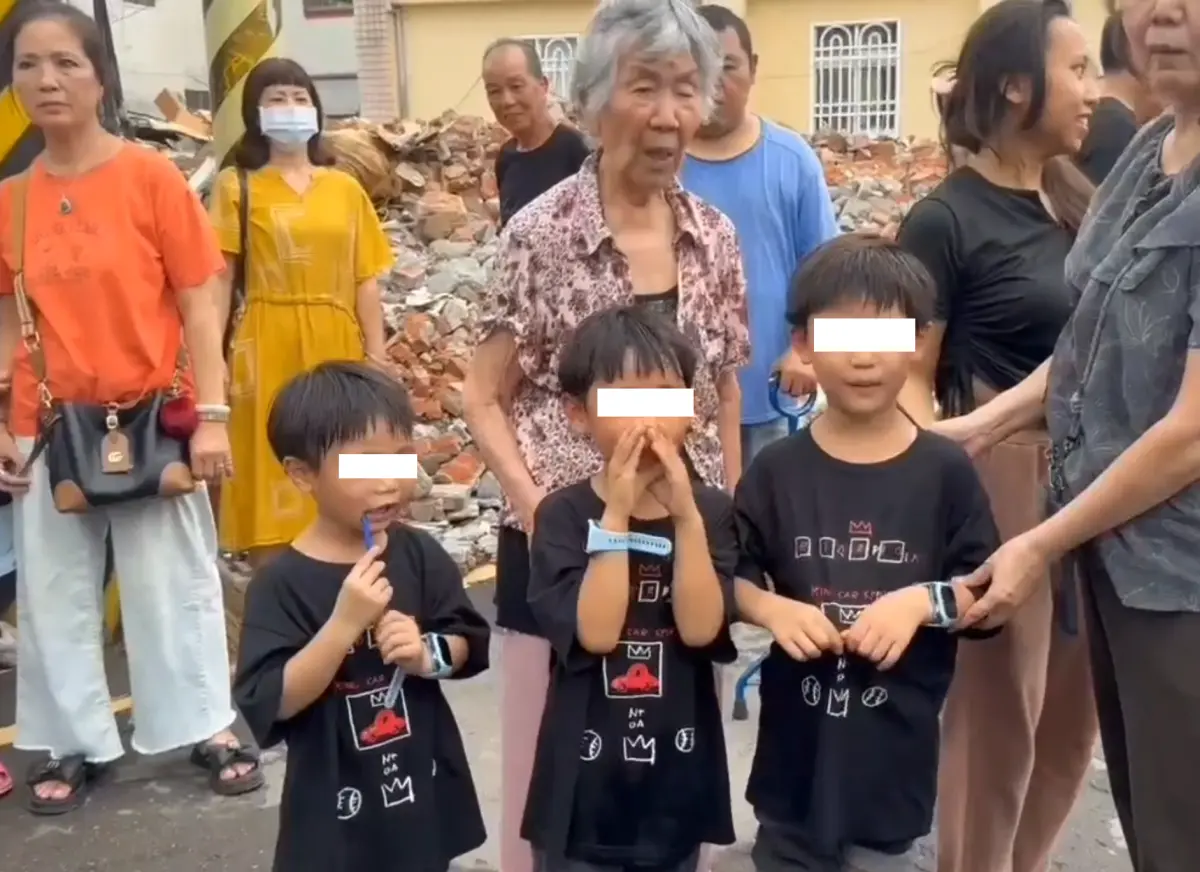 ▲台中市霧峰區六股里爆發建商拆屋糾紛，90多歲的阿嬤無奈牽著曾孫，小朋友天真問說：「為什麼要拆我們的房子？」（圖／台中市議員江和樹提供）