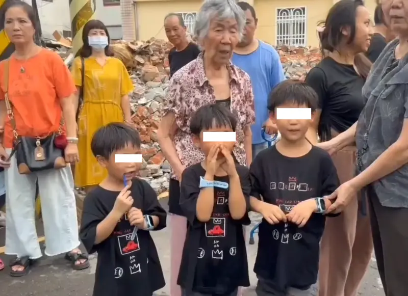 ▲台中市霧峰區六股里爆發建商拆屋糾紛，90多歲的阿嬤無奈牽著曾孫，小朋友天真問說：「為什麼要拆我們的房子？」（圖／台中市議員江和樹提供）