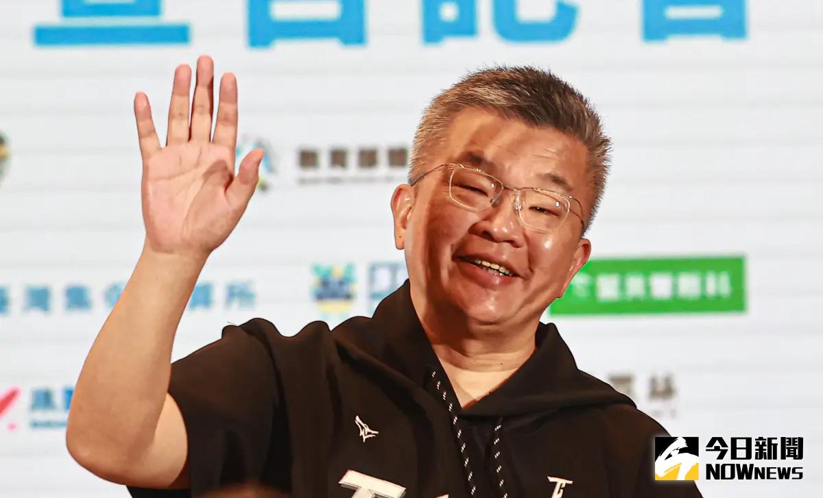 ▲中職會長蔡其昌今（26）日出席明星對抗賽宣告記者會，分享備戰明年世界棒球經典賽的進度，表示確定會在7月專程赴美，拜訪台美混血球員「卡仔」Corbin Carroll與「費仔」Stuart Fairchild，邀請2人明天一起披上中華隊戰袍出征經典賽。（圖／記者葉政勳攝 ,2025.05.26）