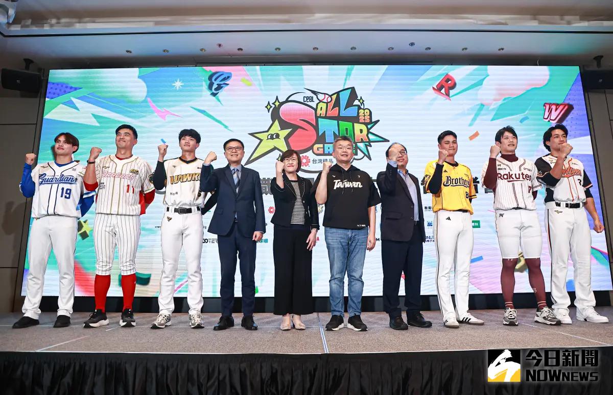 ▲「2025台灣精品中華職棒明星賽」預計在7月19日、20日在臺北大巨蛋舉行，今（26）日先進行明星對抗賽宣告記者會，不僅公布以活潑、撞色系的風格的明星賽LOGO，也宣布延續去年的明星隊交手中華隊，「TEAM STAR」將由去年的冠軍教頭平野惠一領軍，而「TEAM TAIWAN」則由中華隊12強金牌總教練曾豪駒率領，球迷可於明日中午12點開始網路投票。（圖／記者葉政勳攝 ,2025.05.26）