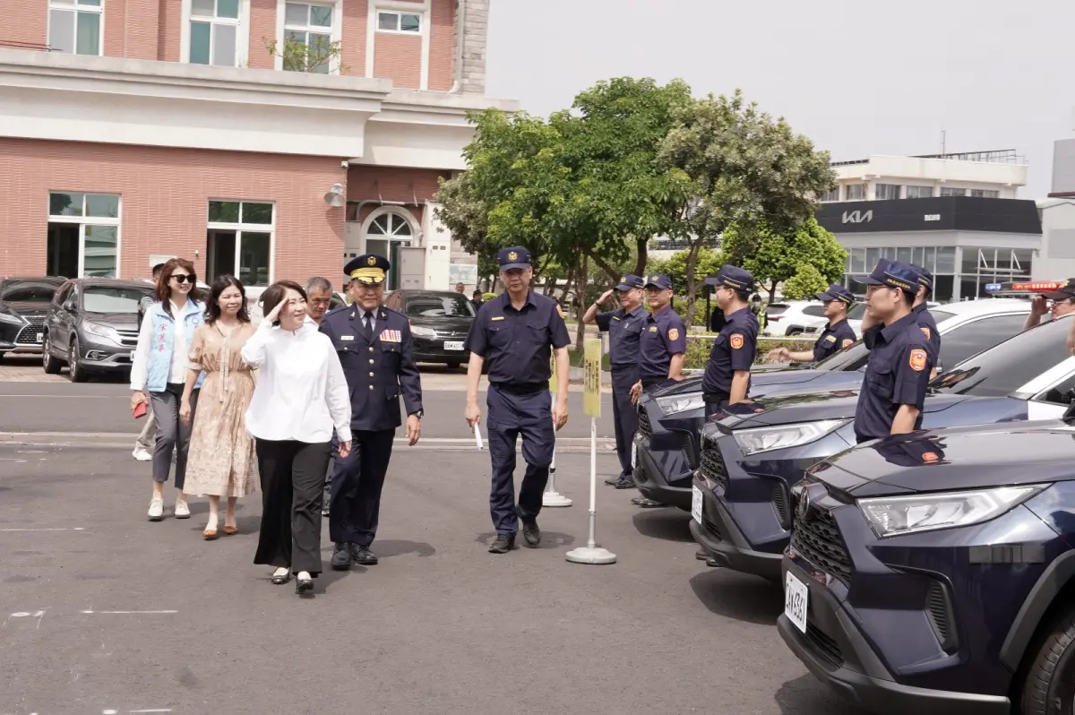 ▲周春米校閱新購62輛警用車，警察局長戴台㨗率所屬分局長代表接受新裝備。（圖／屏東縣府提供）