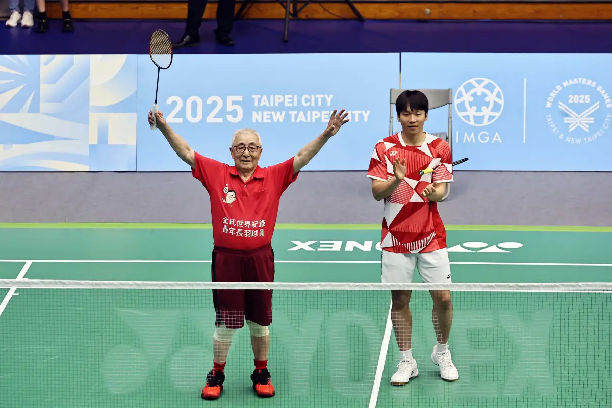 ▲▲奧運金牌李洋與高齡104歲「羽球老頑童」林友茂搭檔，對戰李洋的父親李峻淯及高中教練鄭永成。台北市市長蔣萬安也到場支持，林友茂賽後開心表示：「跟奧運金牌當隊友輕鬆很多！」（圖／世壯運執委會提供）