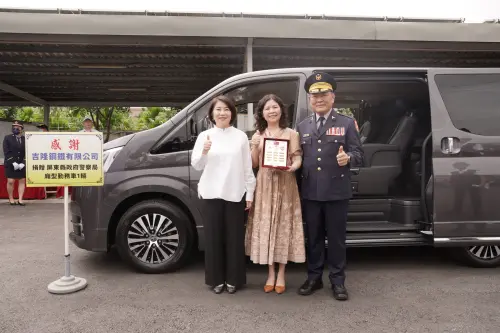 屏東縣吉隆鋼鐵有限公司董事長林秀菊(中)捐贈全新TOYOTA GRANVIA廂型勤務車1輛給縣警局 ▲屏東縣吉隆鋼鐵有限公司董事長林秀菊(中)捐贈全新TOYOTA GRANVIA廂型勤務車1輛給縣警局。(圖/屏東縣府提供)