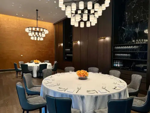 教父牛排進駐台北漢來大飯店!獨賣Newport美牛 商業午餐1480元 ▲「教父牛排漢來店」挑高6米打造頂規殿堂級牛排館。(圖/記者蕭涵云攝)