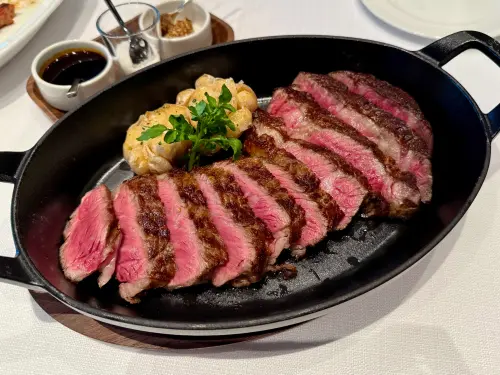 教父牛排進駐台北漢來大飯店!獨賣Newport美牛 商業午餐1480元 ▲Newport牧場乾式熟成肋眼牛排(16oz)5200元。(圖/記者蕭涵云攝)