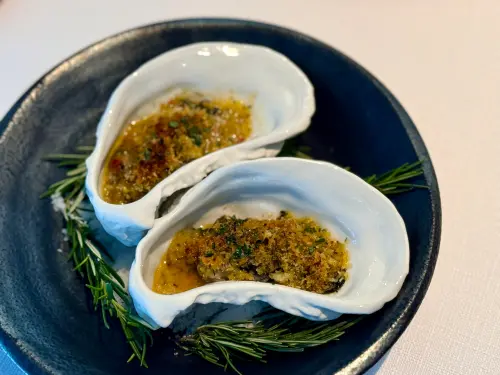 教父牛排進駐台北漢來大飯店!獨賣Newport美牛 商業午餐1480元 ▲全新「烤洛克菲勒鮮蠔」。(圖/記者蕭涵云攝)