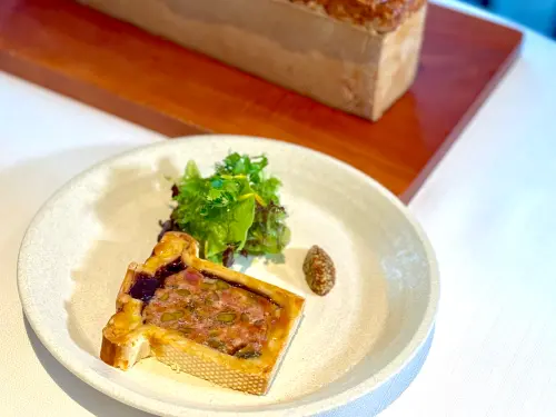 教父牛排進駐台北漢來大飯店!獨賣Newport美牛 商業午餐1480元 ▲ 台味瓜仔入肉派,「瓜仔肉派」產量有限、售完即止。(圖/記者蕭涵云攝)