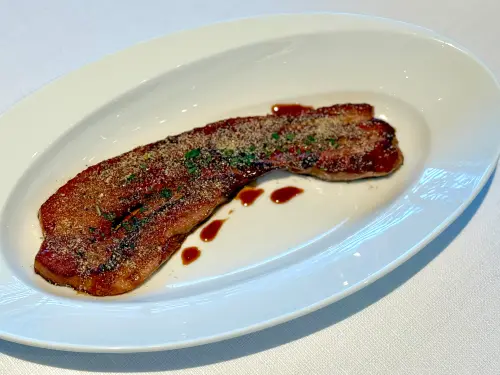 教父牛排進駐台北漢來大飯店!獨賣Newport美牛 商業午餐1480元 ▲「波本楓糖厚培根」吃得到煙燻鹹甜風味。(圖/記者蕭涵云攝)