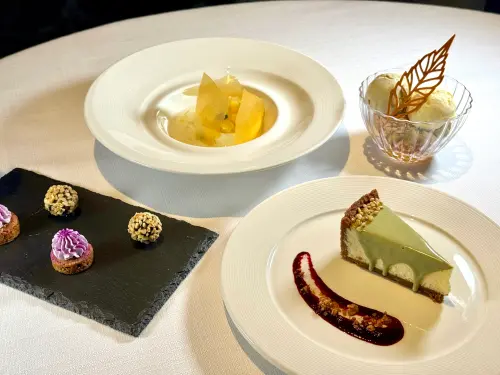 教父牛排進駐台北漢來大飯店!獨賣Newport美牛 商業午餐1480元 ▲甜點開吃「鹽麴鳳梨奶酪」380元、冰淇淋聖代、茶點等。(圖/記者蕭涵云攝)