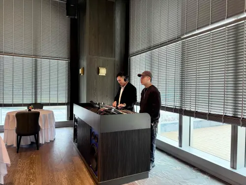 教父牛排進駐台北漢來大飯店!獨賣Newport美牛 商業午餐1480元 ▲「教父牛排漢來店」DJ檯可現場播放Light Jazz輕爵士音樂。(圖/記者蕭涵云攝)