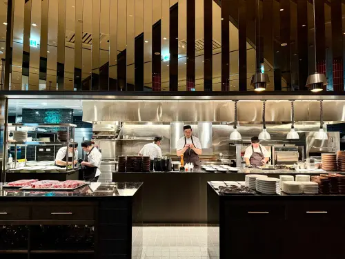 教父牛排進駐台北漢來大飯店!獨賣Newport美牛 商業午餐1480元 ▲「教父牛排漢來店」擁有舞台感的開放式廚房。(圖/記者蕭涵云攝)