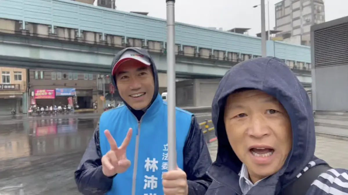 ▲國民黨立委林沛祥（左）在街頭與民眾問好，台灣國理事長陳峻涵（右）路過突然喊出「基隆絕沛，差你一票」。（圖／翻攝自陳峻涵臉書）
