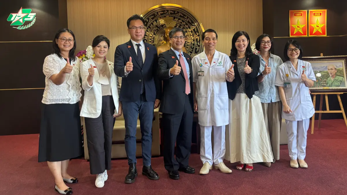 ▲財團法人私立高雄醫學大學董事長陳建志會同高雄市議員林智鴻、小港醫院副院長馮明珠前往越南175軍醫院院慶盛典。（圖／小港醫院提供）