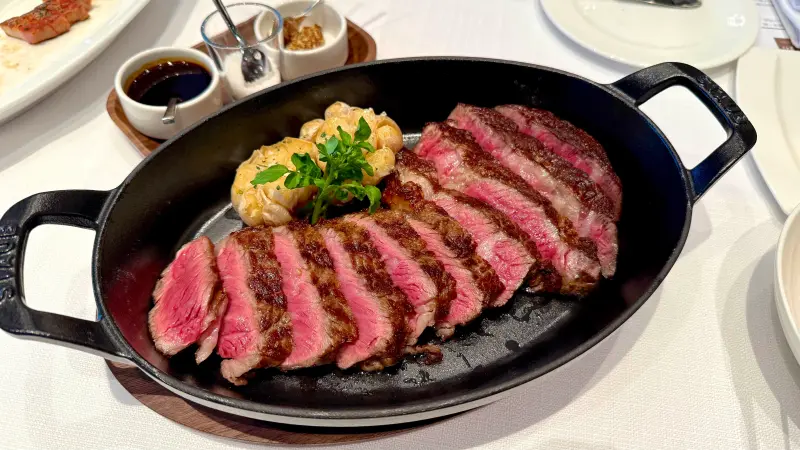 ▲教父牛排插旗南港，5月28日於台北漢來大飯店正式開幕。全台獨賣美國Newport乾式熟成肋眼及紐約客，挑高6米殿堂級牛排館，搭配現場DJ聲景音樂。平日商業午餐三道式套餐1480元起菜單一覽。（圖／記者蕭涵云攝）