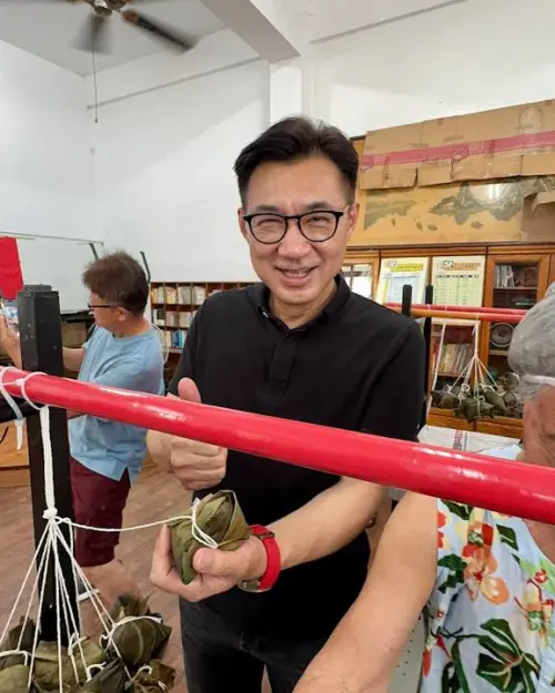 ▲江啟臣今年沒送台中市議員粽子，但有到處包粽子、吃粽子。（圖／翻攝江啟臣臉書，2025.05.26）