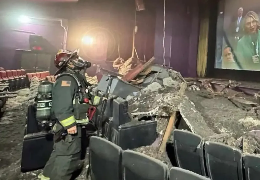 ▲阿根廷一名母親菲亞瑪，近日帶著11歲女兒進戲院觀賞驚悚片《絕命終結站：血脈》，未料放映途中忽然傳出巨大聲響，接著天花板竟瞬間崩落，對此她也表示一開始還以為只是電影音效。（圖／hollywoodunlocked IG） 