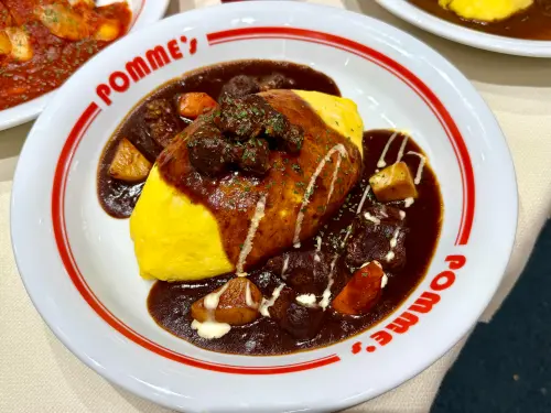 南港LaLaport迎日本最大「蘋果樹」蛋包飯!勝勢豬排開賣串炸套餐 ▲日本人氣第一名「Premium燉牛肉蛋包飯」SS 399元起。(圖/記者蕭涵云攝)