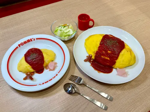 南港LaLaport迎日本最大「蘋果樹」蛋包飯!勝勢豬排開賣串炸套餐 ▲蛋包飯L尺寸與SS對比,約為4.6倍大。(圖/記者蕭涵云攝)