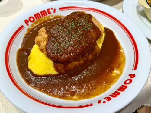 南港LaLaport迎日本最大「蘋果樹」蛋包飯!勝勢豬排開賣串炸套餐 ▲「咖哩豬排蛋包飯」SS 329元起,是大人小孩都愛的口味。(圖/記者蕭涵云攝)