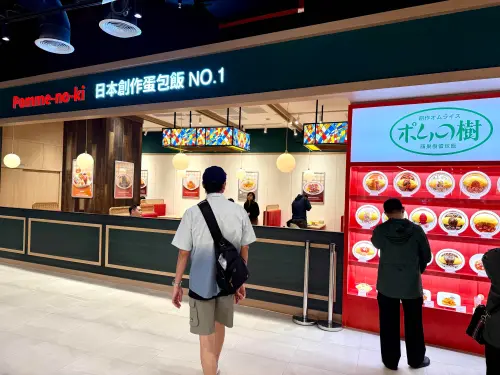 南港LaLaport迎日本最大「蘋果樹」蛋包飯!勝勢豬排開賣串炸套餐 ▲「ポムの樹 蘋果樹蛋包飯」台灣首店斥資400萬打造。(圖/記者蕭涵云攝)