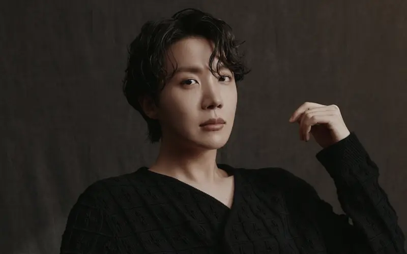 ▲BTS成員J-hope上周末在林口體育館舉辦演唱會，回程的路上他開直播與粉絲互動，沒想到突然遇上臨檢，讓聽不懂中文的他相當緊張。（圖／J-hope IG）