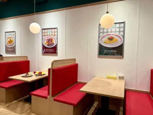 南港LaLaport迎日本最大「蘋果樹」蛋包飯!勝勢豬排開賣串炸套餐 ▲「ポムの樹 蘋果樹蛋包飯」店裝溫馨可愛。(圖/記者蕭涵云攝)