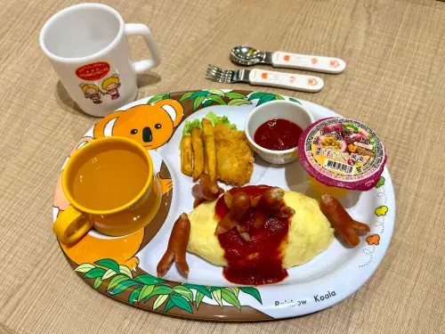 南港LaLaport迎日本最大「蘋果樹」蛋包飯!勝勢豬排開賣串炸套餐 ▲「ポムの樹 蘋果樹蛋包飯」提供兒童餐。(圖/記者蕭涵云攝)