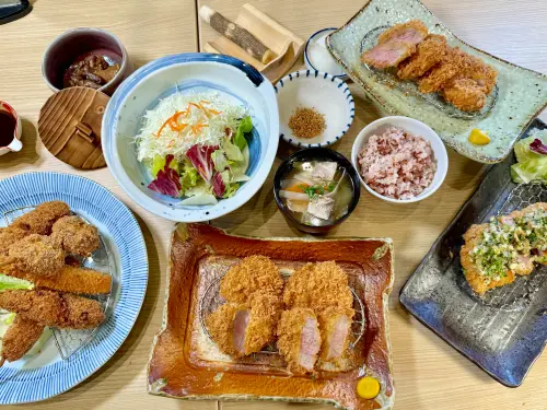 南港LaLaport迎日本最大「蘋果樹」蛋包飯!勝勢豬排開賣串炸套餐 ▲勝勢豬排南港Lalaport店,開幕限定料理「六揚勝串炸套餐」。(圖/記者蕭涵云攝)