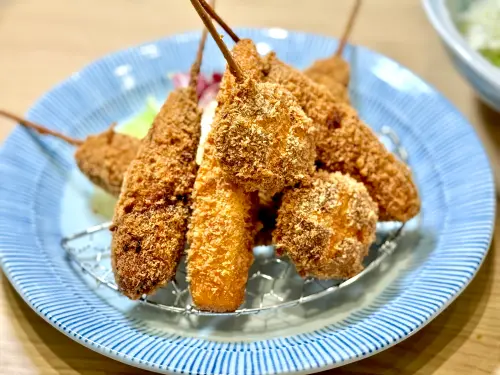 南港LaLaport迎日本最大「蘋果樹」蛋包飯!勝勢豬排開賣串炸套餐 ▲勝勢南港Lalaport店獨家限定「六揚勝串炸套餐」490元,每日限量,售完為止。(圖/記者蕭涵云攝)